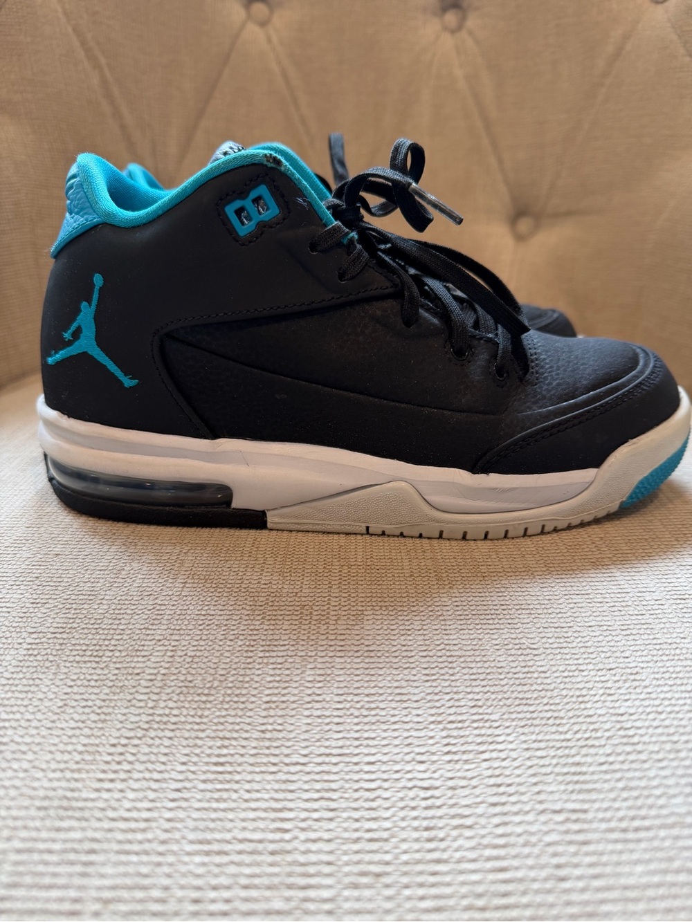 Jordan Max Aura 6 Kids Basketball Shoes | Youth Size 4Y | Black/Turquoise | EUC